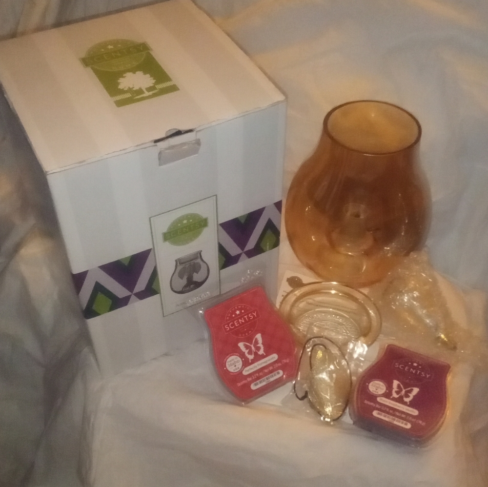 Scentsy Amber Glow Standard  Warmer  w wax, nib 7"  leaf theme Amber color glass